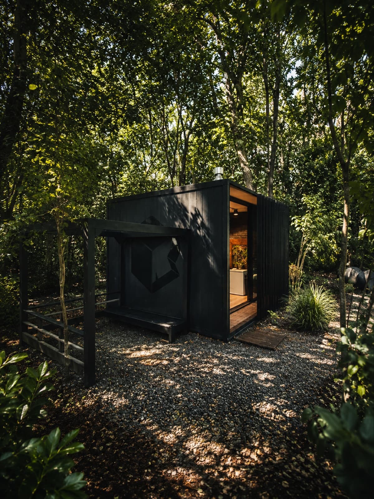 SUM Box de madera oscura entre el bosque nativo